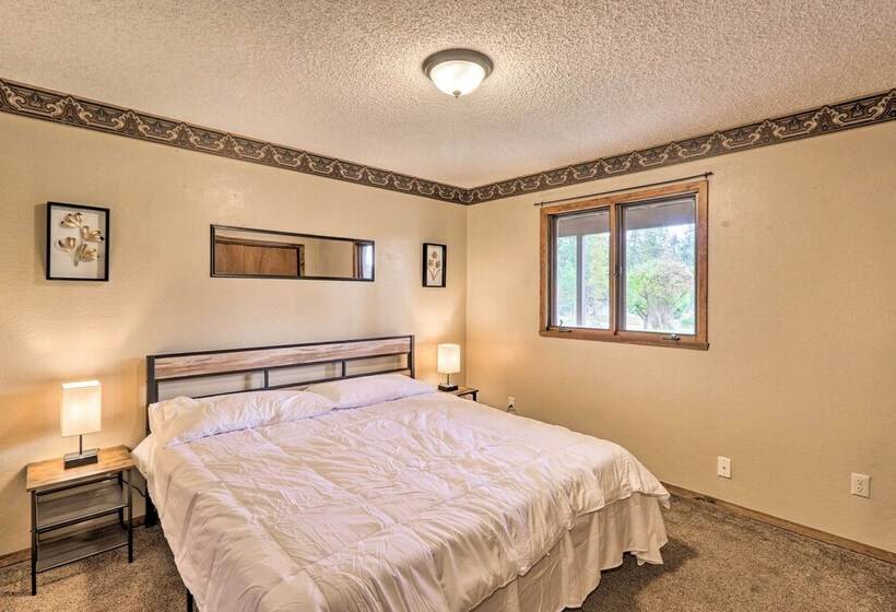 Pet Friendly Lakeside Hideaway ~ 1 Mi To Downtown!