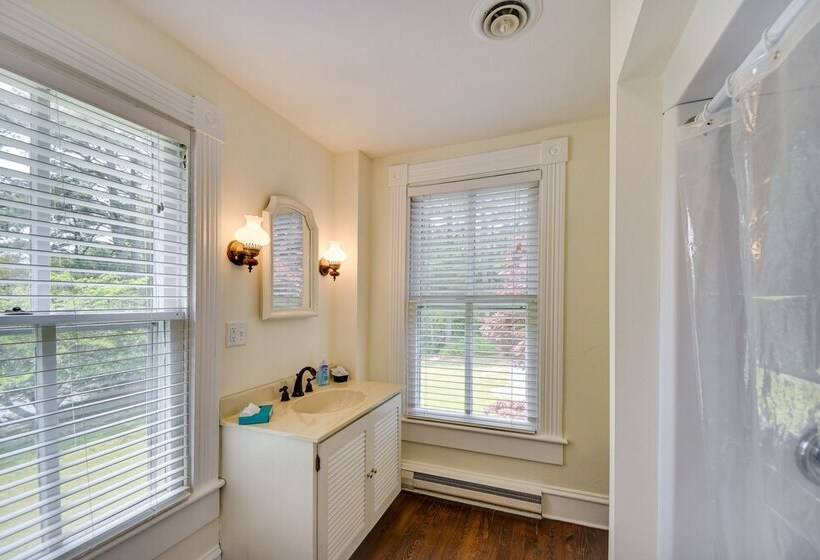 15 Mi To Gloucester: Waterfront Mathews Home!