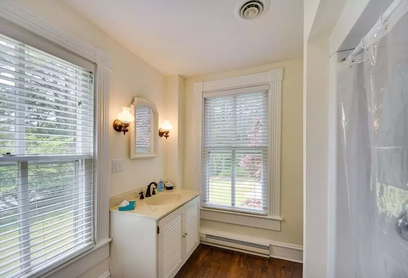 15 Mi To Gloucester: Waterfront Mathews Home!