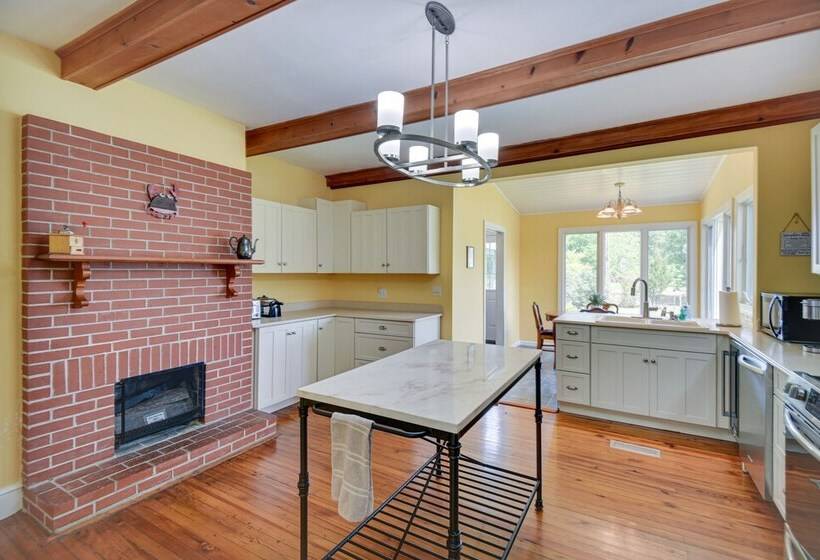 15 Mi To Gloucester: Waterfront Mathews Home!