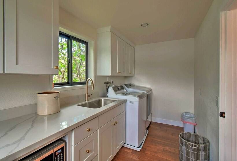 Stylish Olympia Home W/ Private Boat Dock!