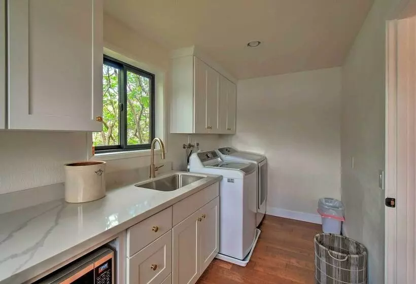 Stylish Olympia Home W/ Private Boat Dock!