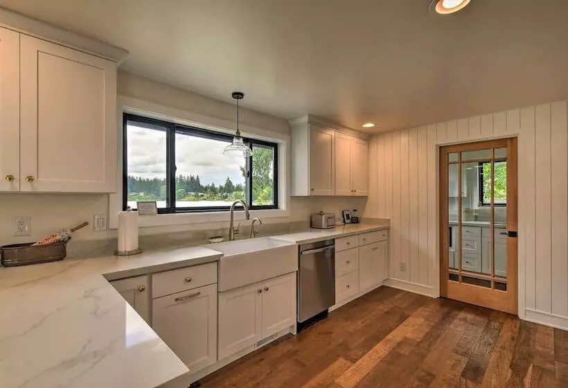 Stylish Olympia Home W/ Private Boat Dock!