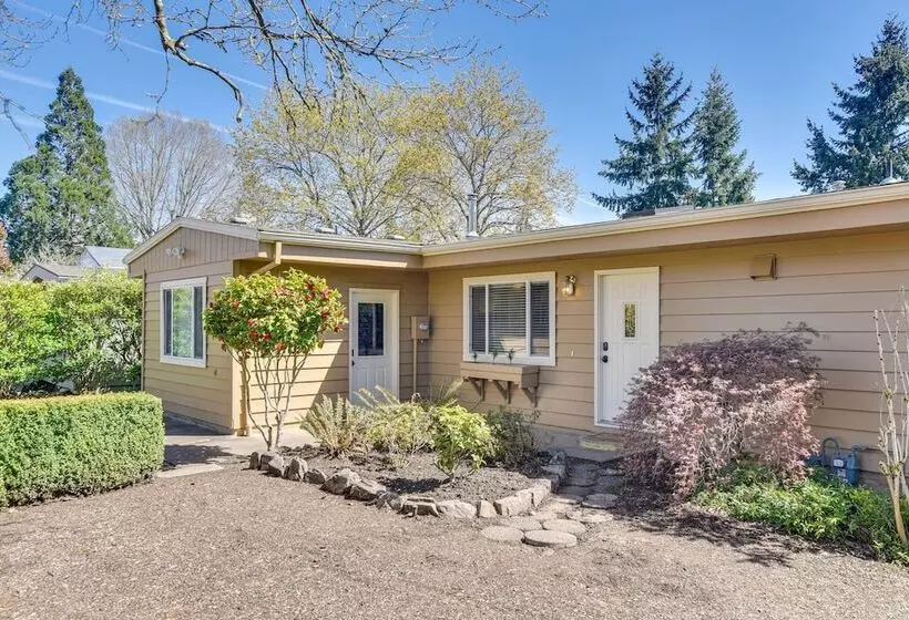 Charming Aloha Vacation Rental, 12 Mi To Portland!