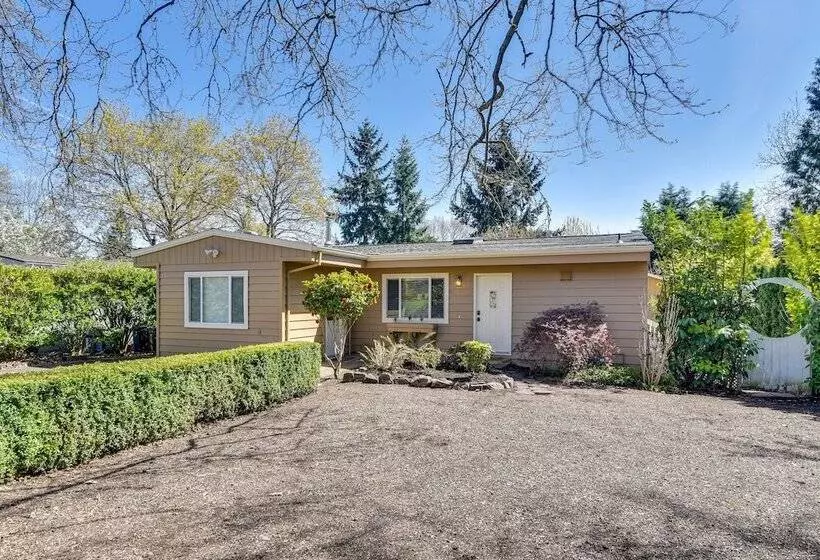 Charming Aloha Vacation Rental, 12 Mi To Portland!