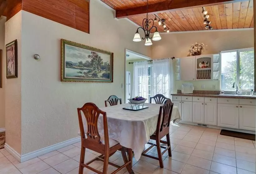 Charming Aloha Vacation Rental, 12 Mi To Portland!