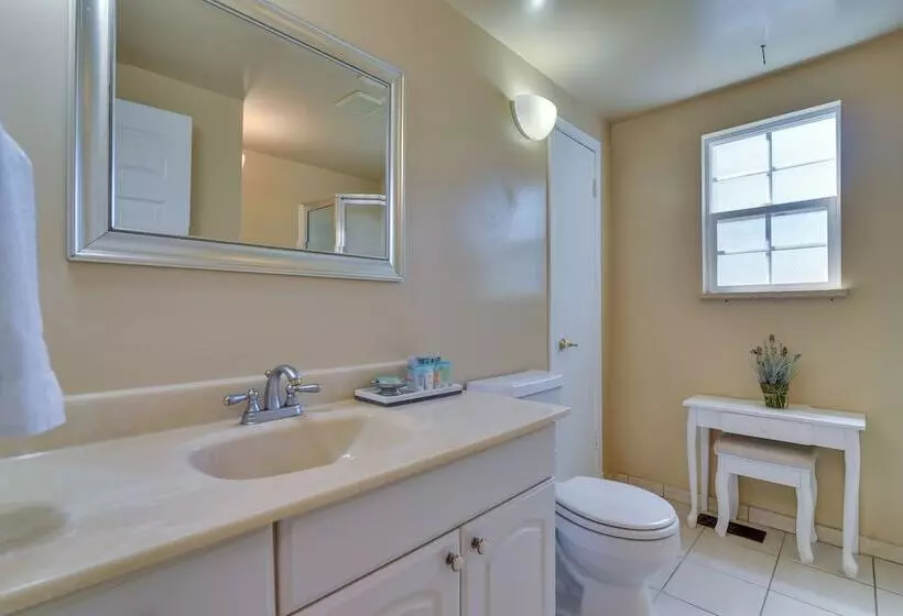 Charming Aloha Vacation Rental, 12 Mi To Portland!