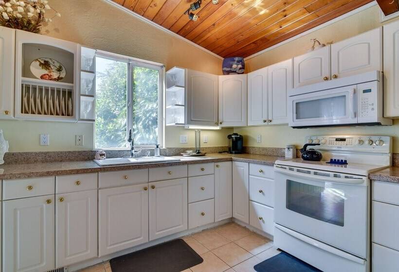 Charming Aloha Vacation Rental, 12 Mi To Portland!