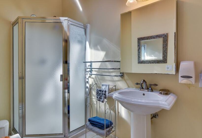 Charming Aloha Vacation Rental, 12 Mi To Portland!