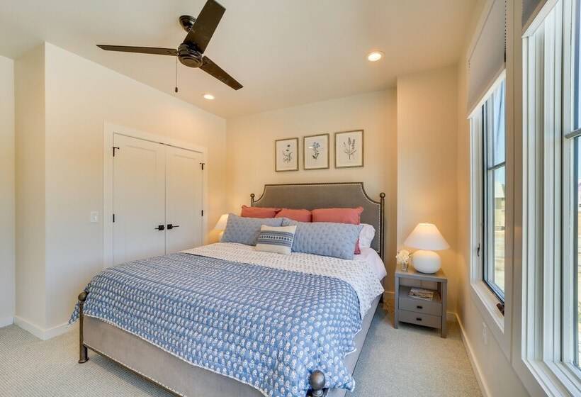 Charming Carlton Landing Home: Walk To Lake!