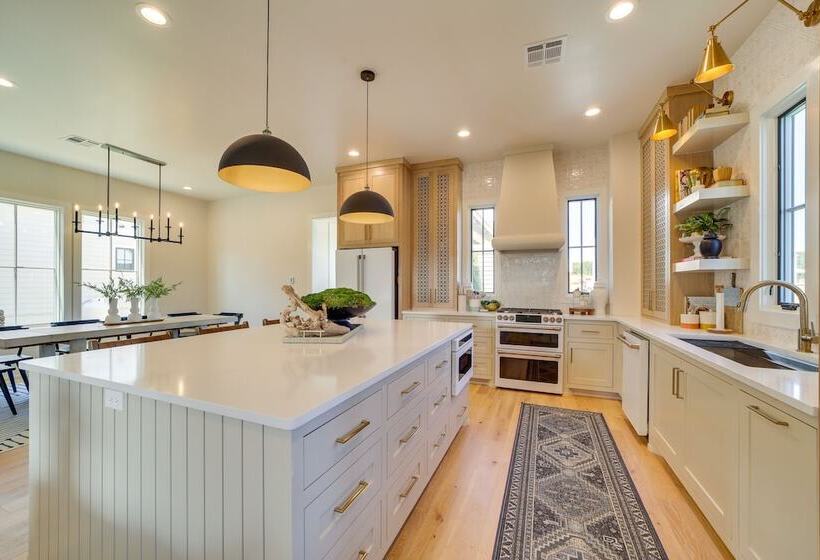 Charming Carlton Landing Home: Walk To Lake!