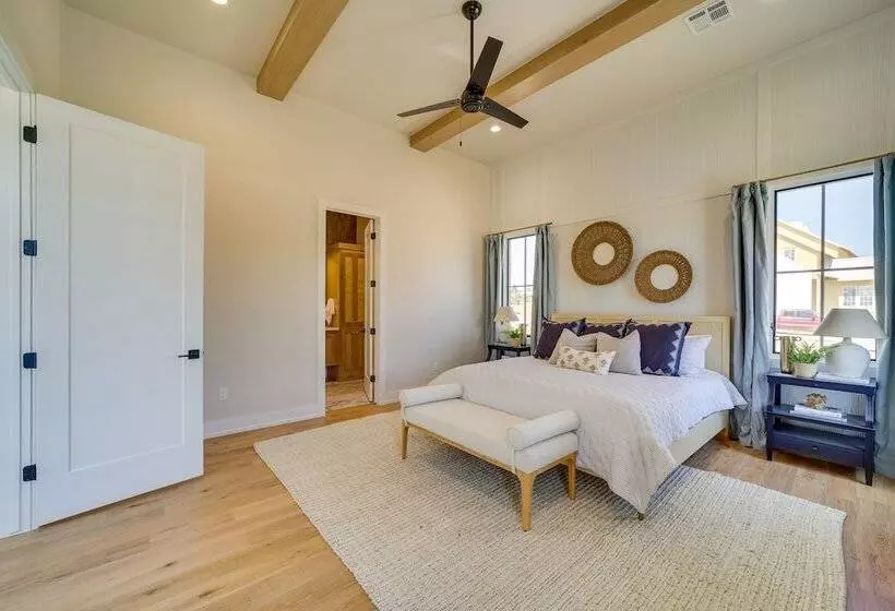 Charming Carlton Landing Home: Walk To Lake!