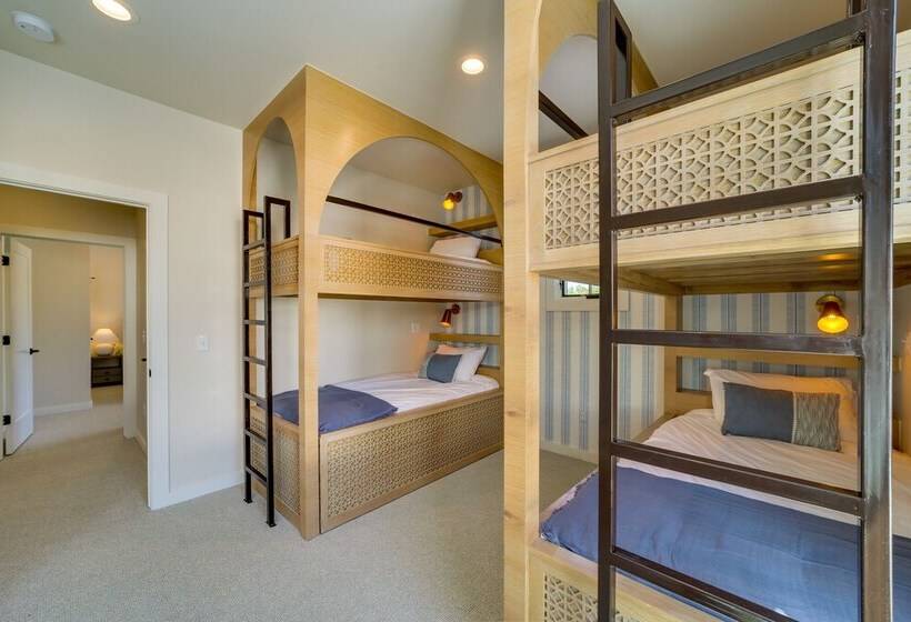 Charming Carlton Landing Home: Walk To Lake!