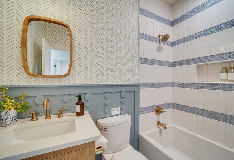 Charming Carlton Landing Home: Walk To Lake!