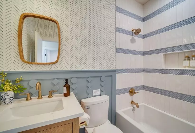 Charming Carlton Landing Home: Walk To Lake!