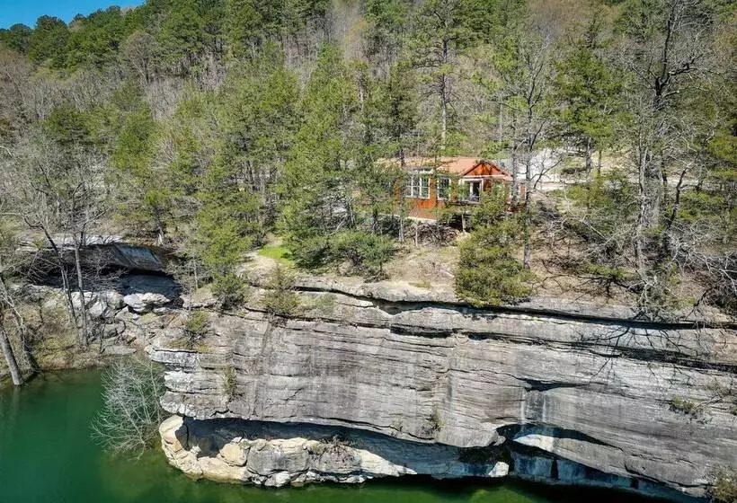 Cliffside Eureka Springs Cabin W/ Beaver Lake View
