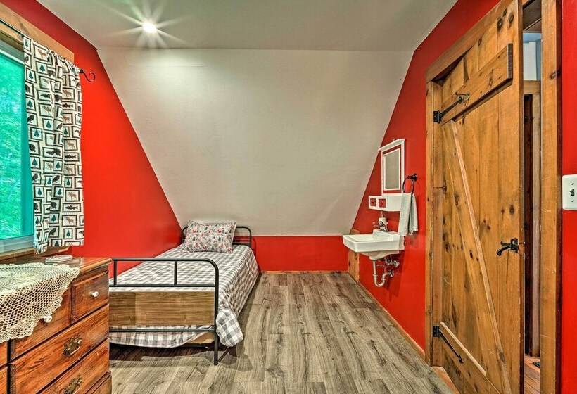 Cozy Treetop Hideaway Near Harriman Reservoir!