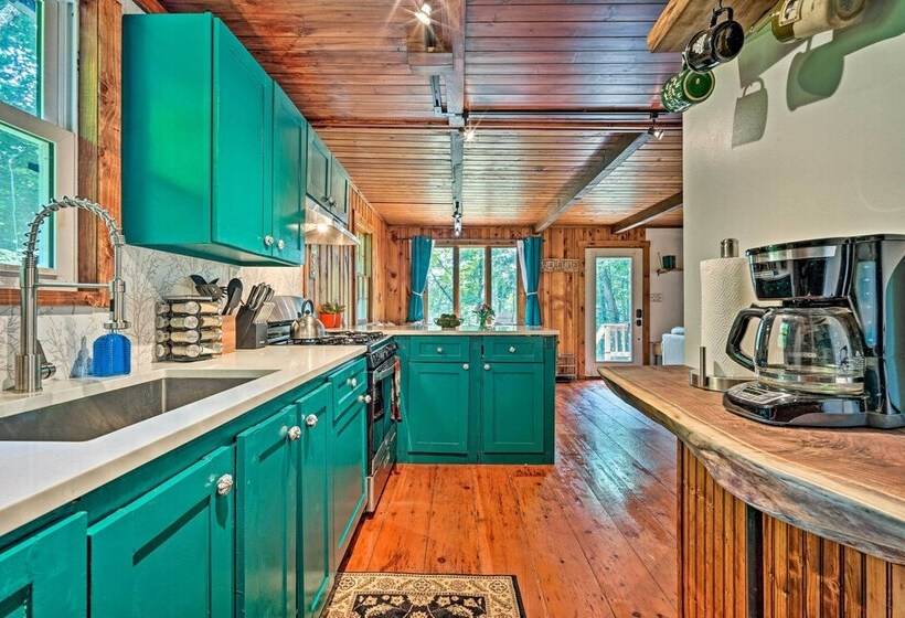 Cozy Treetop Hideaway Near Harriman Reservoir!