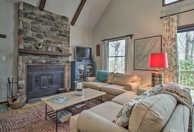 Cozy Wintergreen Cabin Near Mountain Inn & Slopes!