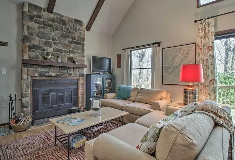 Cozy Wintergreen Cabin Near Mountain Inn & Slopes!