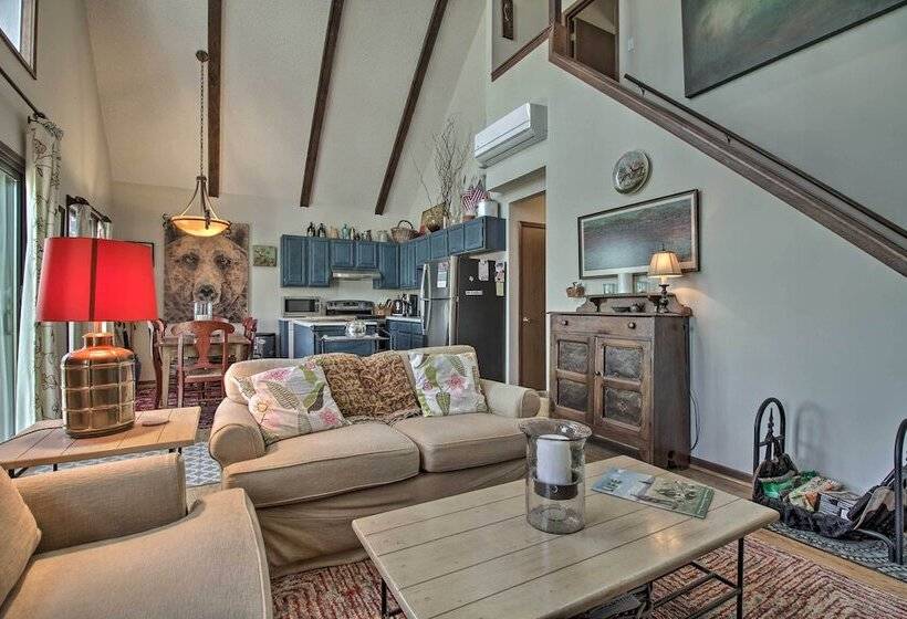 Cozy Wintergreen Cabin Near Mountain Inn & Slopes!