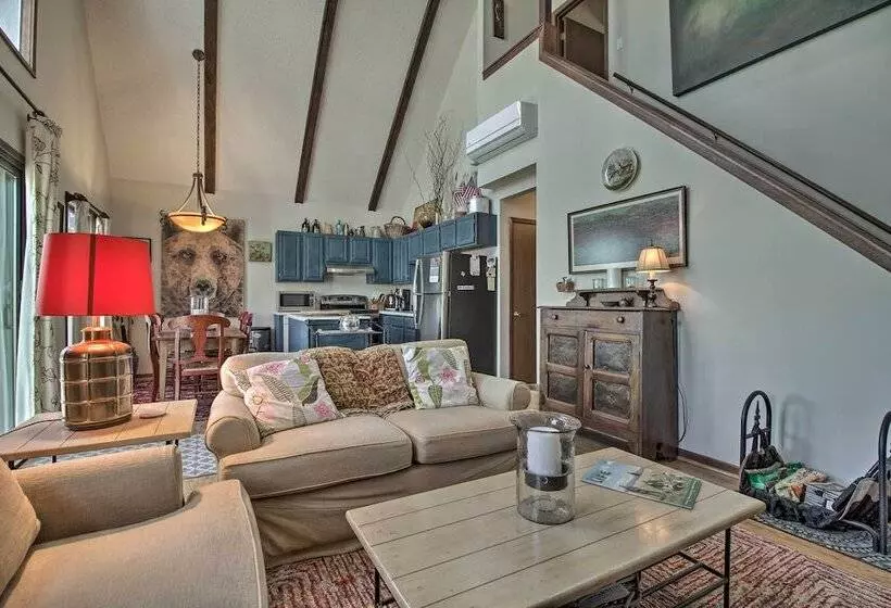 Cozy Wintergreen Cabin Near Mountain Inn & Slopes!