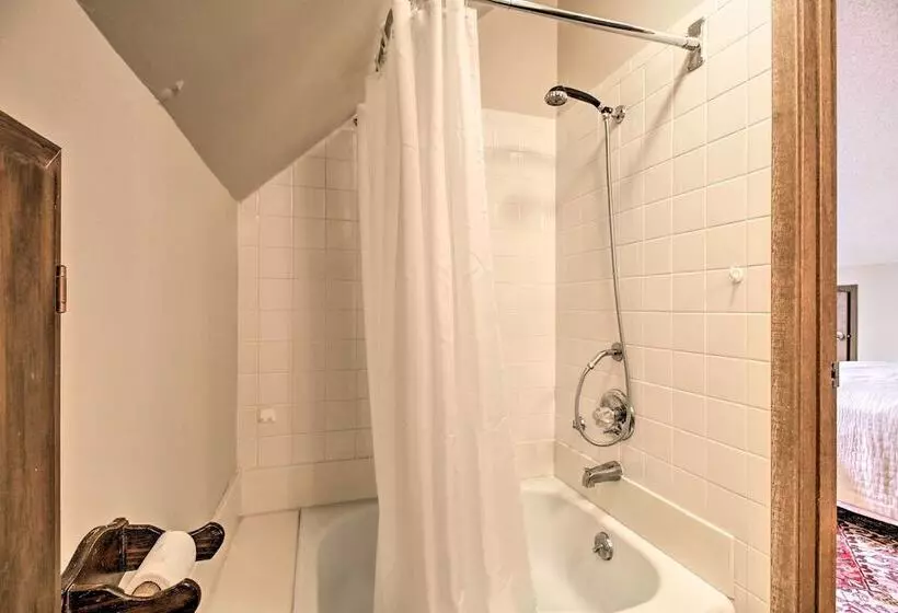 Cozy Wintergreen Cabin Near Mountain Inn & Slopes!