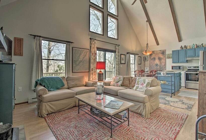 Cozy Wintergreen Cabin Near Mountain Inn & Slopes!