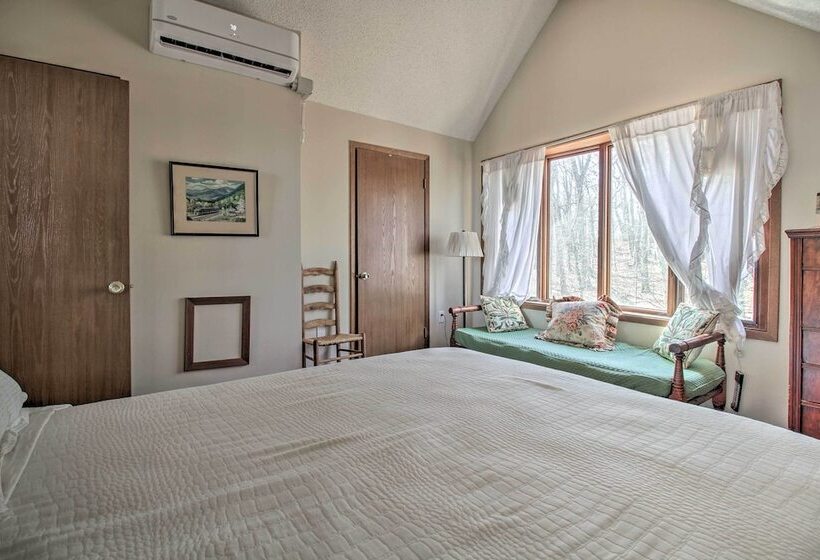 Cozy Wintergreen Cabin Near Mountain Inn & Slopes!