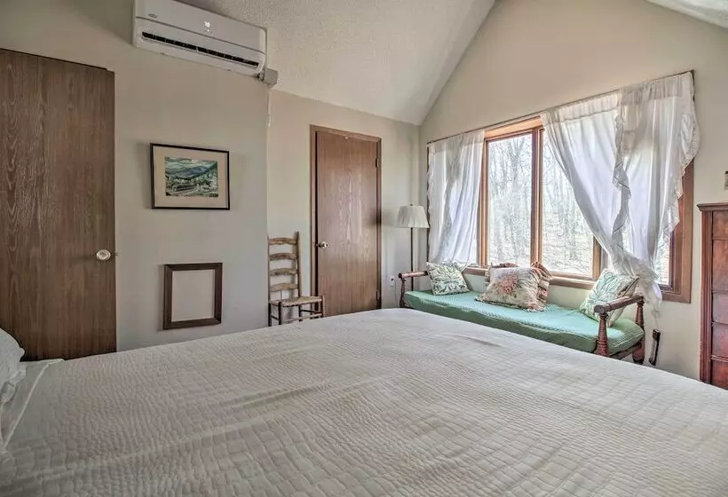 Cozy Wintergreen Cabin Near Mountain Inn & Slopes!