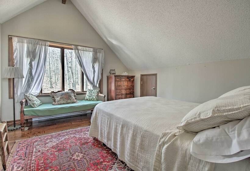 Cozy Wintergreen Cabin Near Mountain Inn & Slopes!