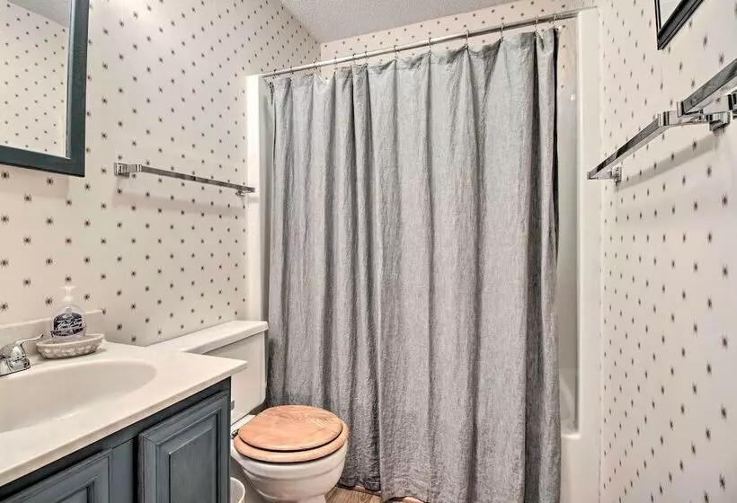 Cozy Wintergreen Cabin Near Mountain Inn & Slopes!