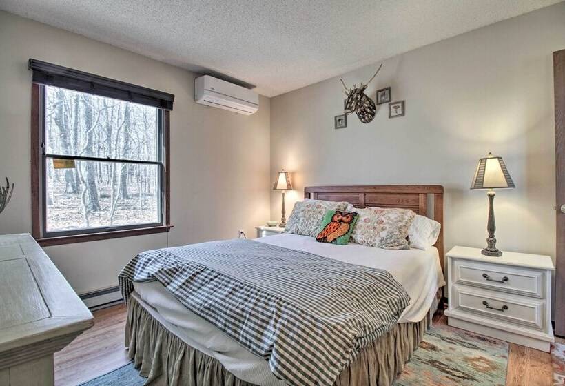 Cozy Wintergreen Cabin Near Mountain Inn & Slopes!