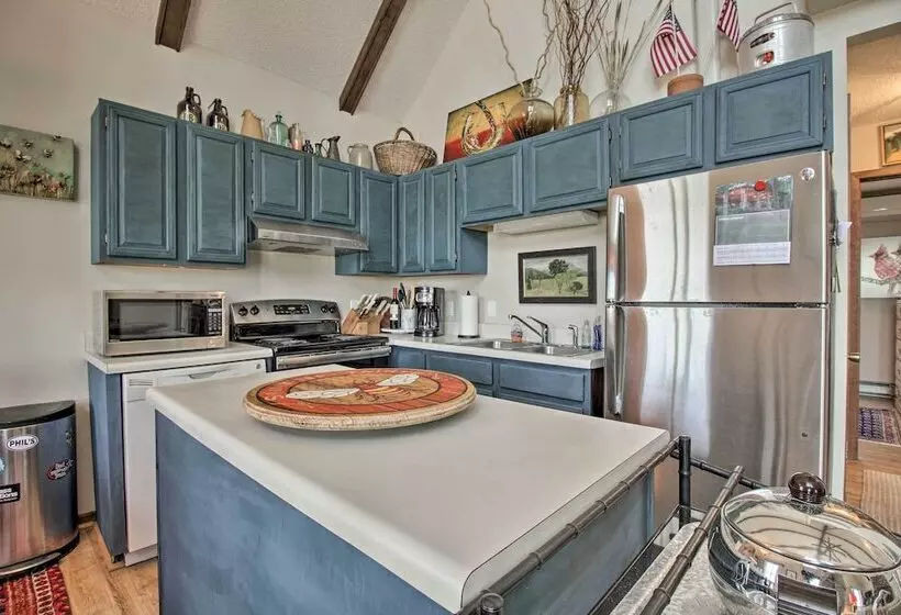 Cozy Wintergreen Cabin Near Mountain Inn & Slopes!