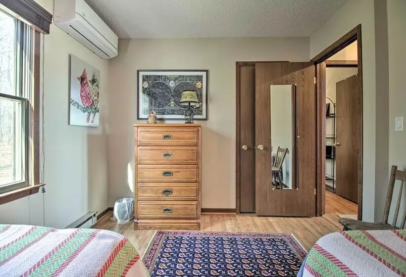 Cozy Wintergreen Cabin Near Mountain Inn & Slopes!