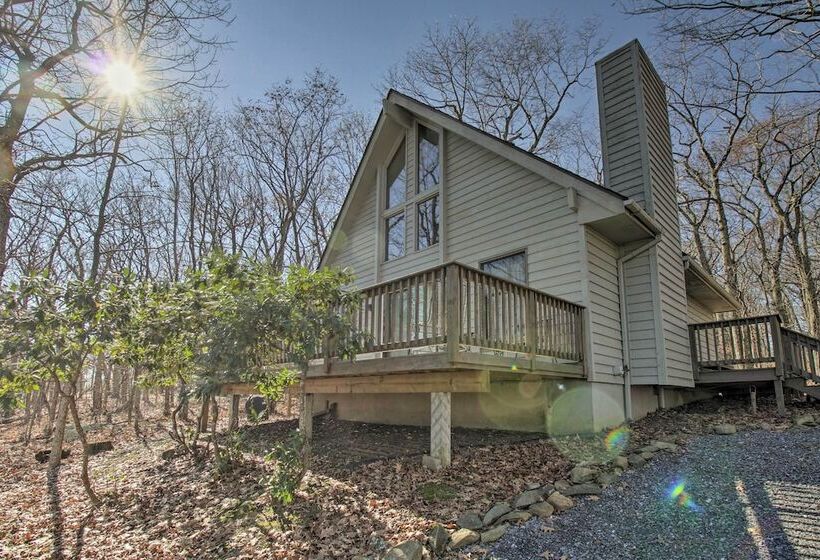 Cozy Wintergreen Cabin Near Mountain Inn & Slopes!
