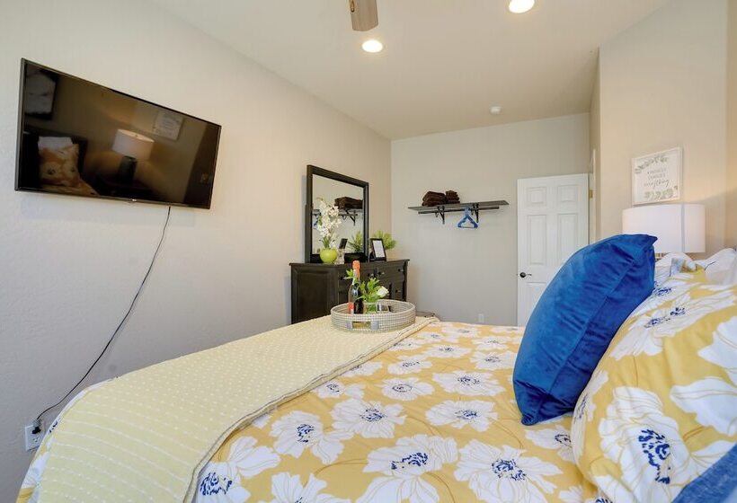 Spacious Goodyear Home W/ Hot Tub & Pool!