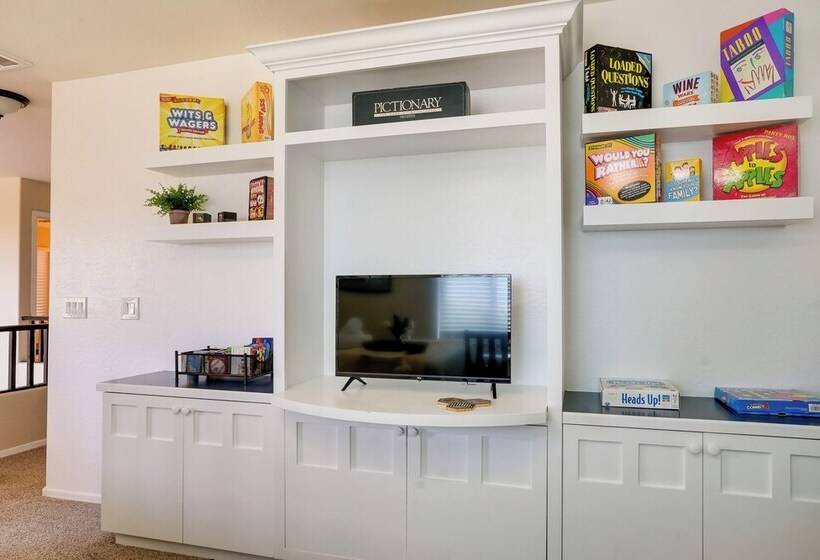 Spacious Goodyear Home W/ Hot Tub & Pool!