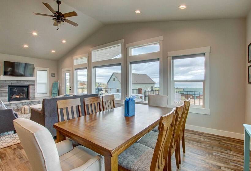 Lake View Escape W/ Private Beach Resort Access!