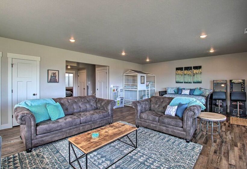 Lake View Escape W/ Private Beach Resort Access!