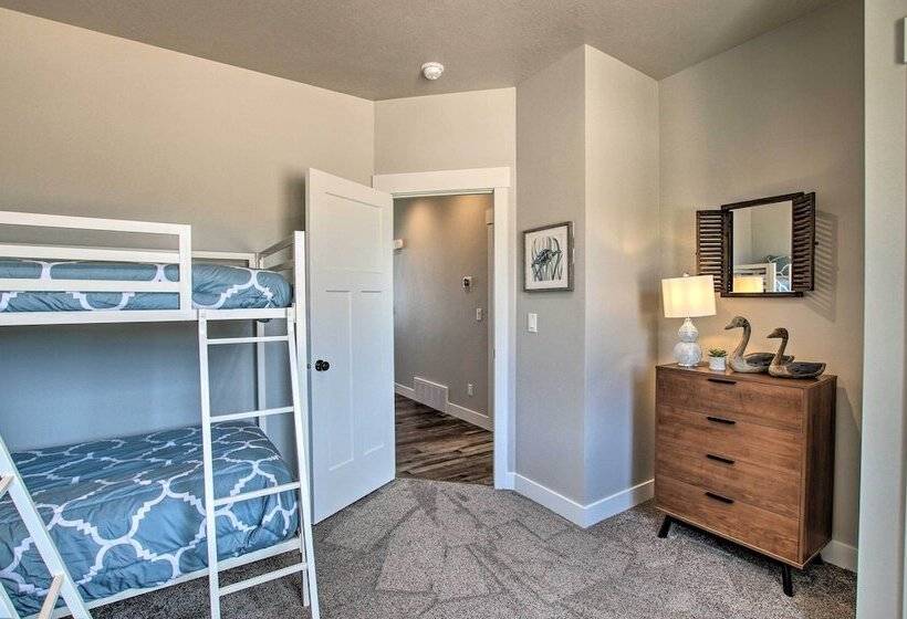 Lake View Escape W/ Private Beach Resort Access!