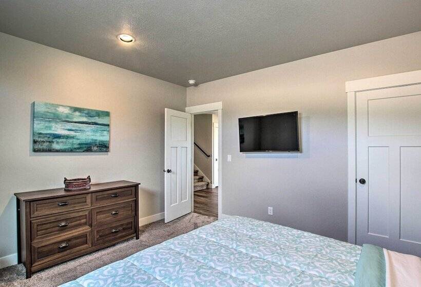 Lake View Escape W/ Private Beach Resort Access!