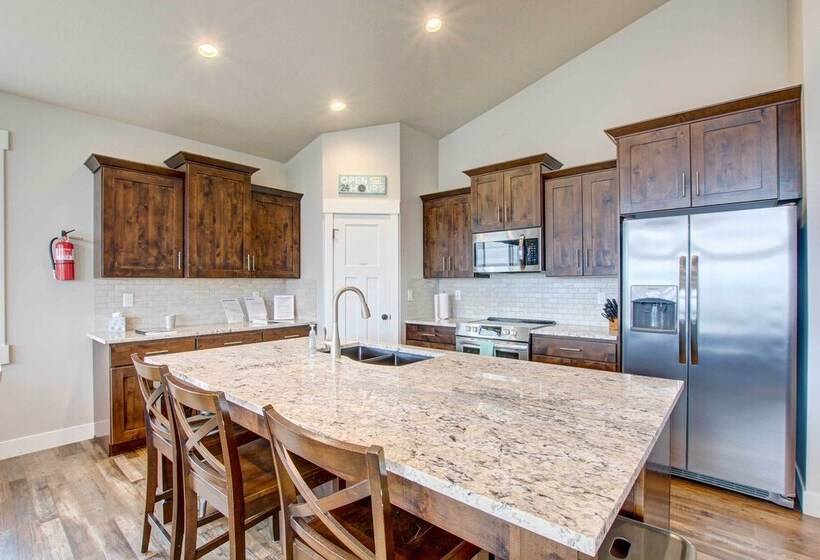 Lake View Escape W/ Private Beach Resort Access!