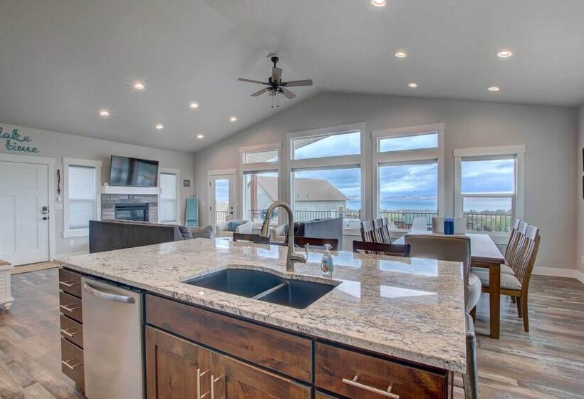 Lake View Escape W/ Private Beach Resort Access!