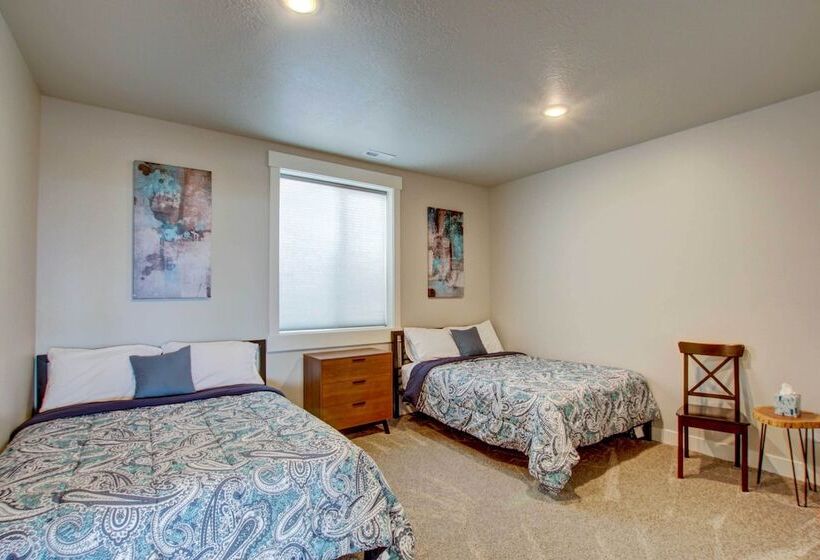 Lake View Escape W/ Private Beach Resort Access!