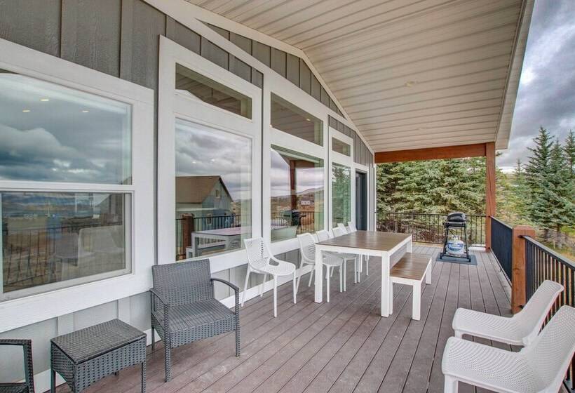 Lake View Escape W/ Private Beach Resort Access!