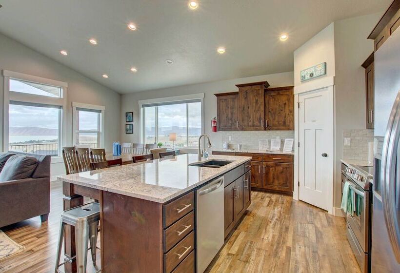 Lake View Escape W/ Private Beach Resort Access!