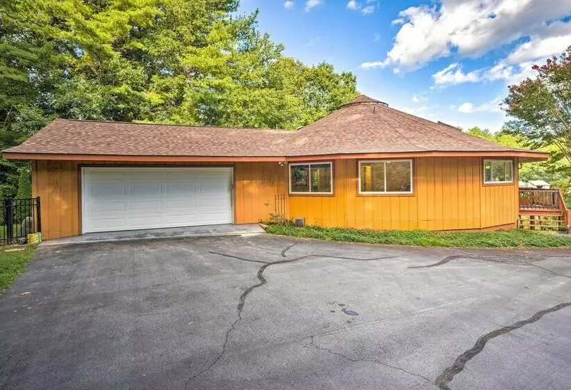 Lakefront Hendersonville Cabin Near Fishing!