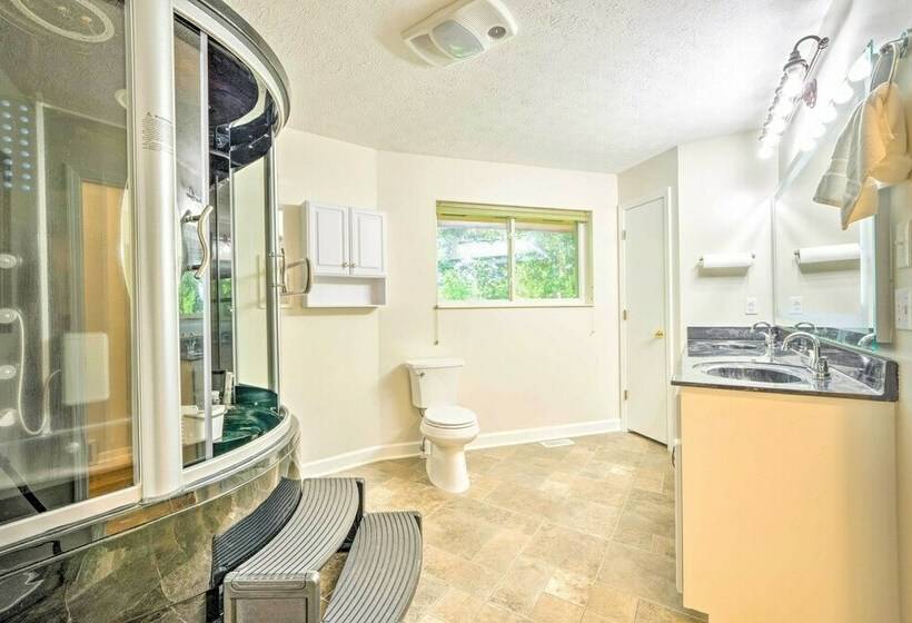 Lakefront Hendersonville Cabin Near Fishing!