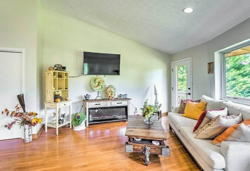 Lakefront Hendersonville Cabin Near Fishing!